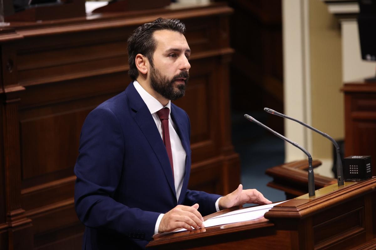El diputado socialista Manuel Hernández, durante una intervención en el Parlamento.