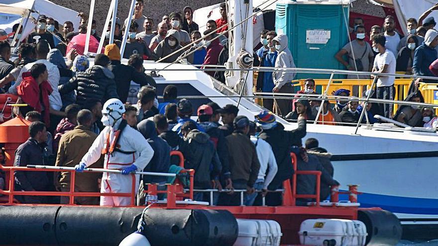 Llegan dos nuevas pateras conducidas por la Guardia Civil.