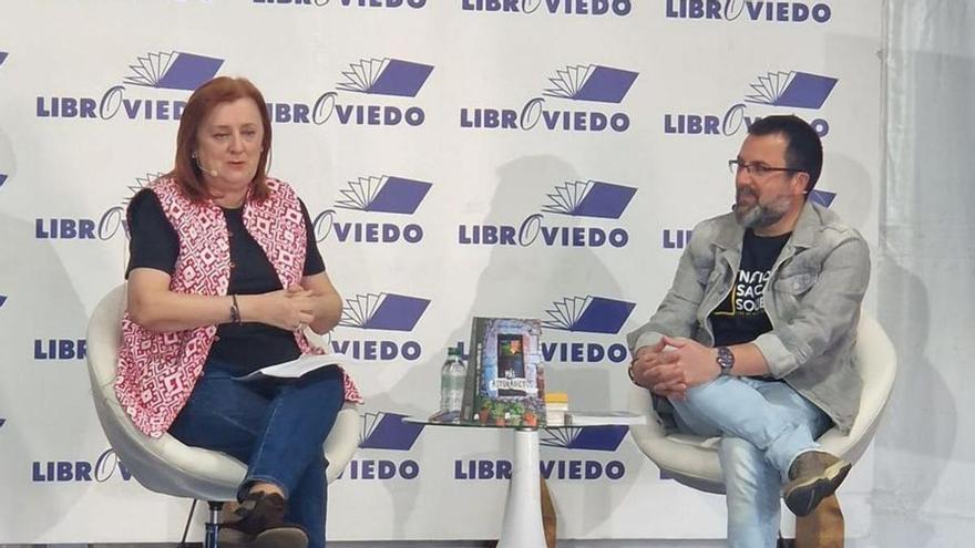 Ana Paz Paredes y Toño Huerta, ayer, en LibrOviedo.
