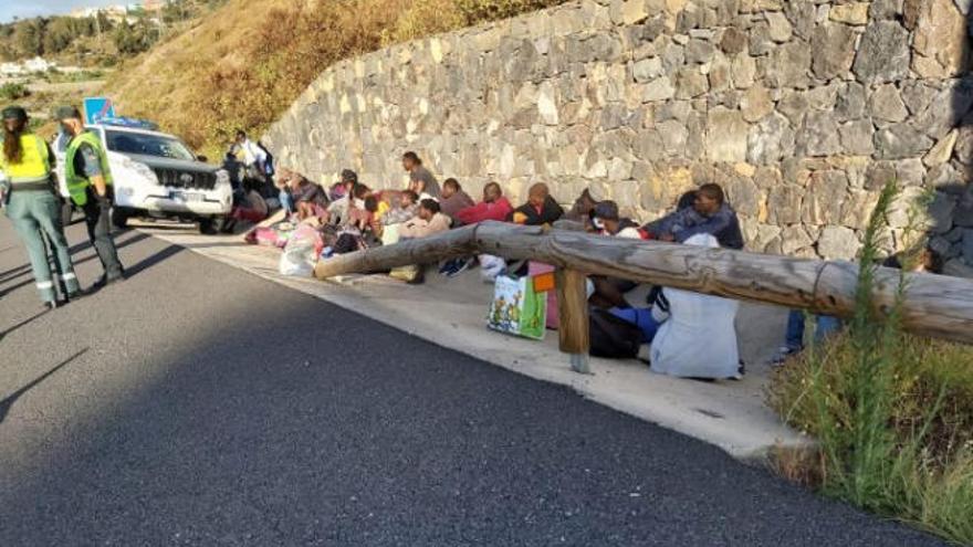 Agentes de la Guardia Civil atienden a los migrantes en los márgenes del Anillo Insular.