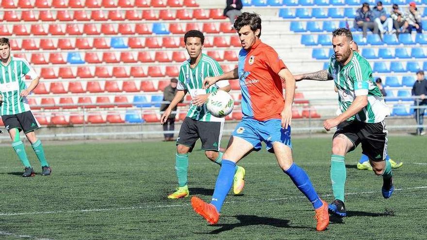 De la Nava controla el balón ante la presión de Adrián Fuiertes y Connor.