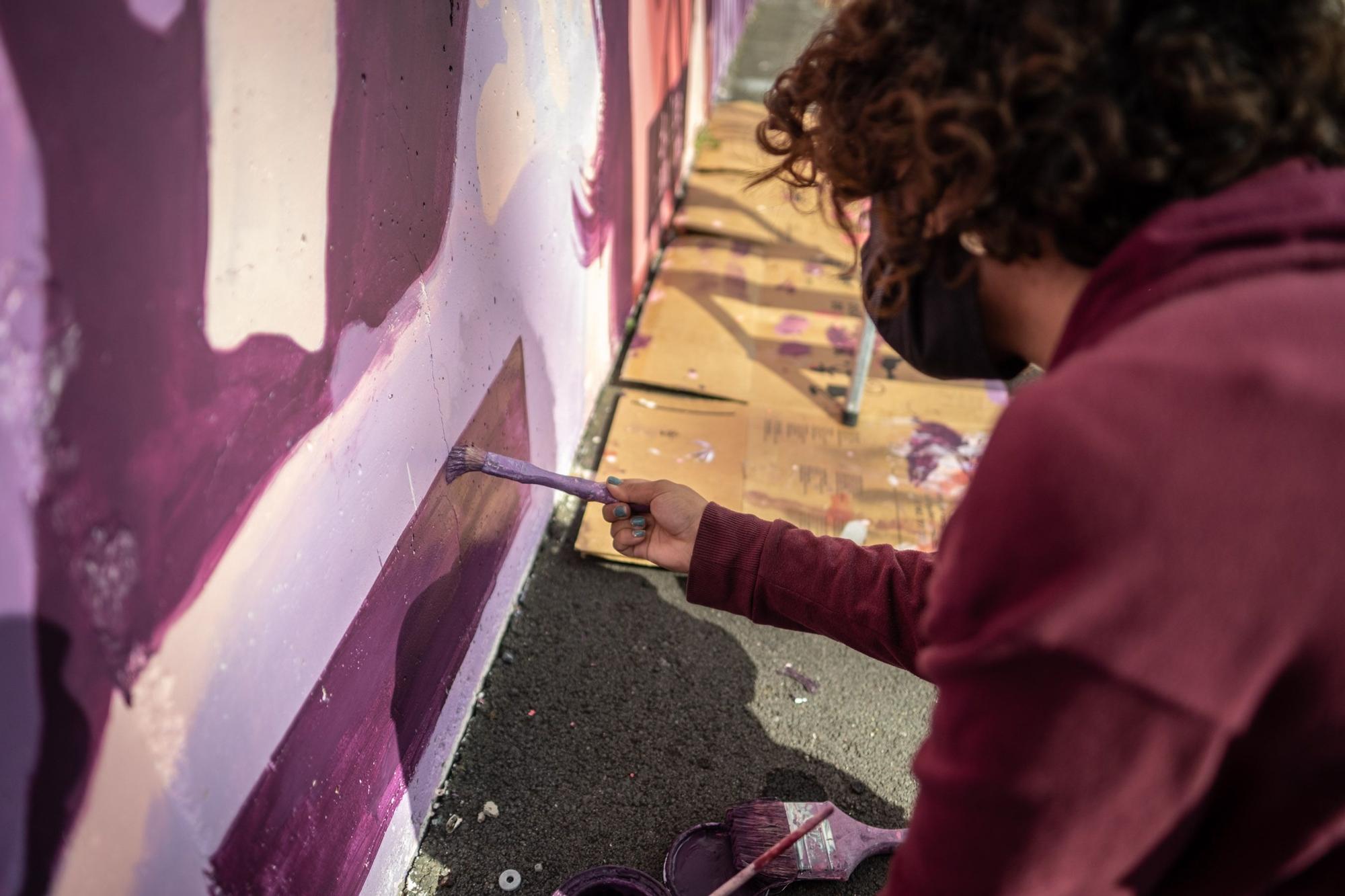 Jóvenes pintan un mural en La Laguna que fue vetado en Madrid