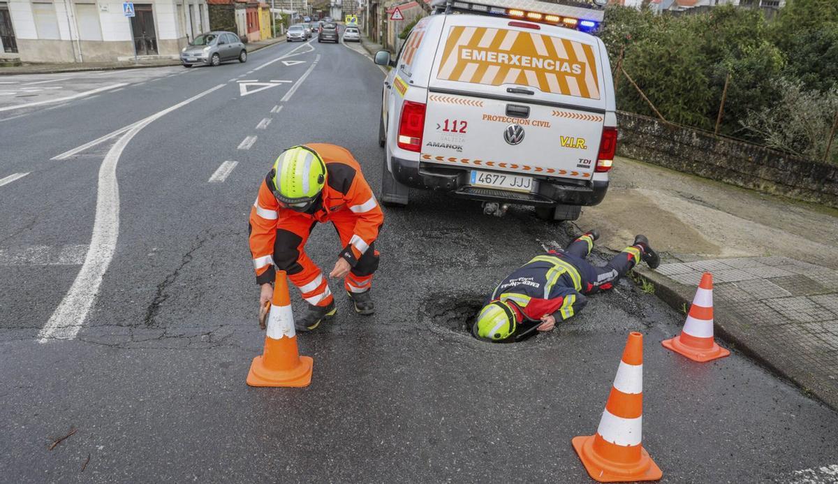 Socavón aparecido en la calle Agustín Romero durante los temporales. | IÑAKI ABELLA