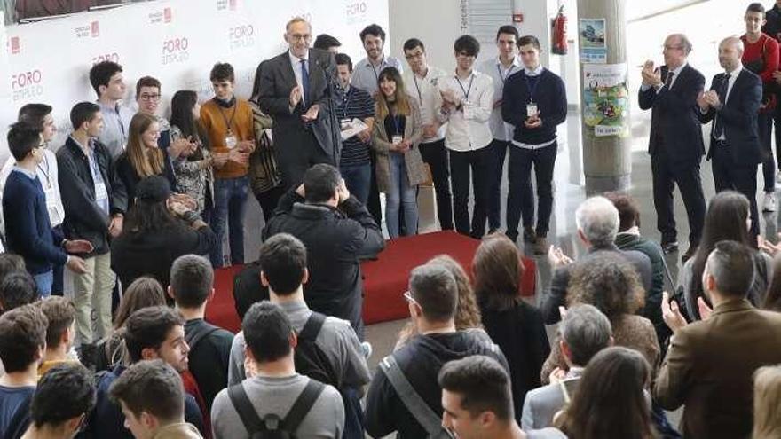 El rector, durante la inauguración del Foro. A la dcha., Jorge Falagán y el concejal Jaime Aneiros. // R. Grobas