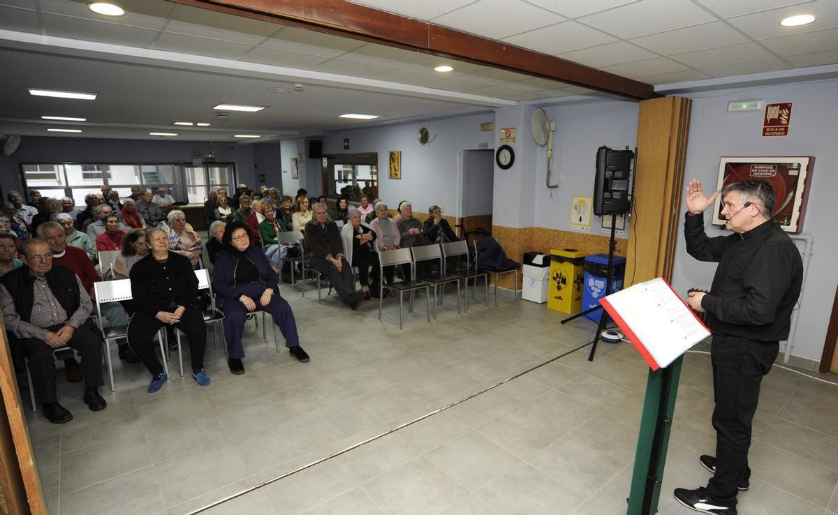 El Padre Xiao da su divertido sermón en la Residencia | BERNABÉ/JAVIER LALÍN