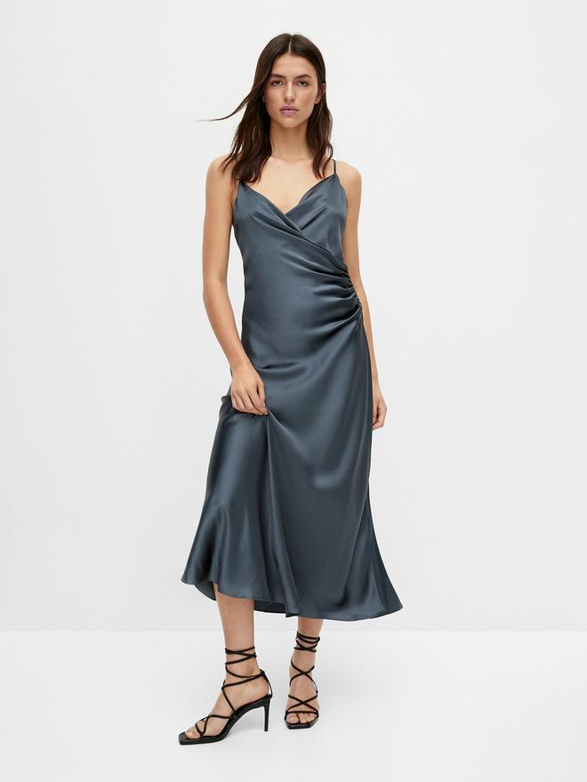 Vestido satinado en color gris de Massimo Dutti