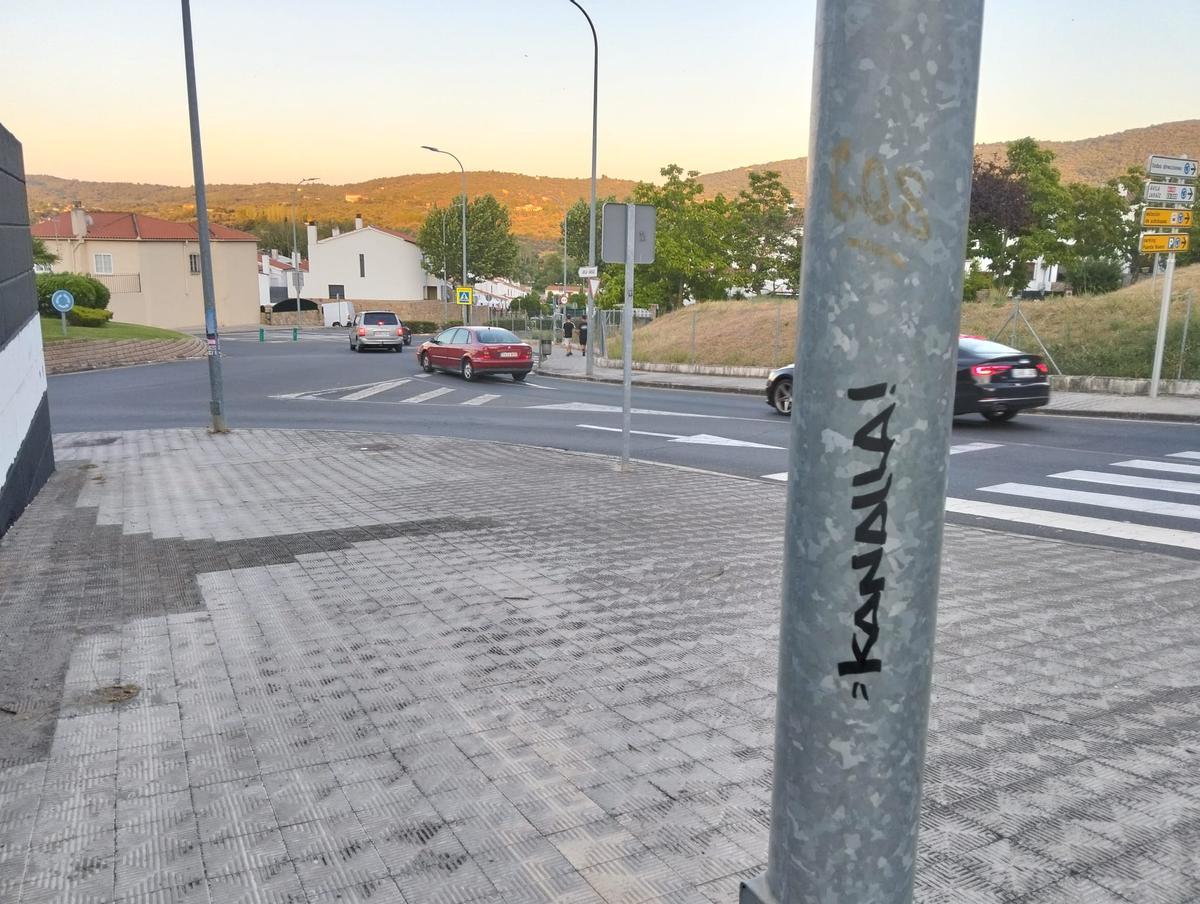 La firma de 'Kanalla!', en una farola junto a la plaza Puerto de Béjar.