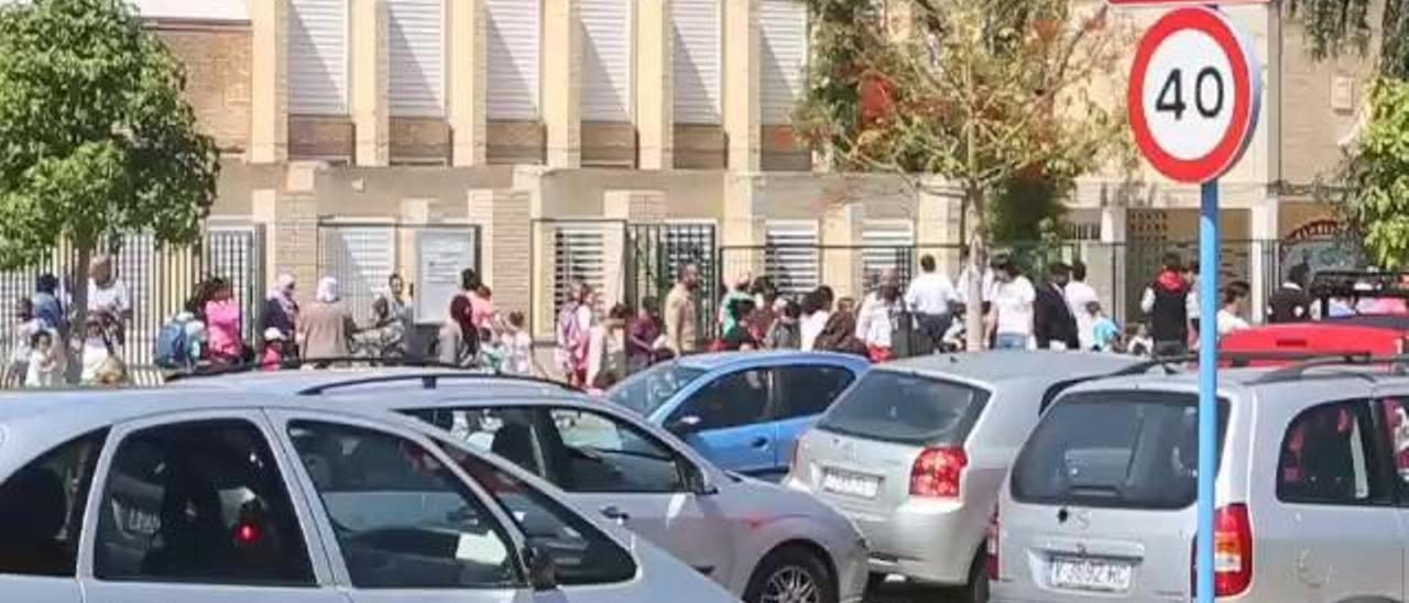 Quejas por el colapso en el entorno del colegio Gloria Fuertes de Alicante