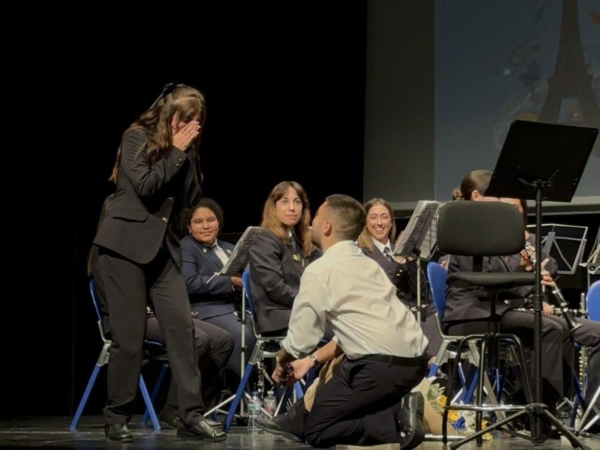 Imagen de la pedida de matrimonio de Carlos Frau a Jessica Carmona en el concierto de primavera en el Teatre Serrano (Gandia)