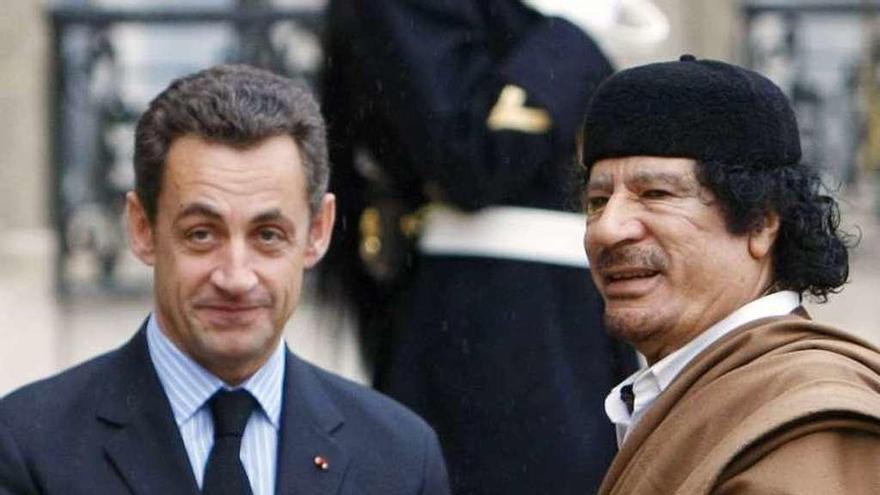 Sarkozy estrecha en 2007 la mano de Gadafi en el patio de El Elíseo. // AFP