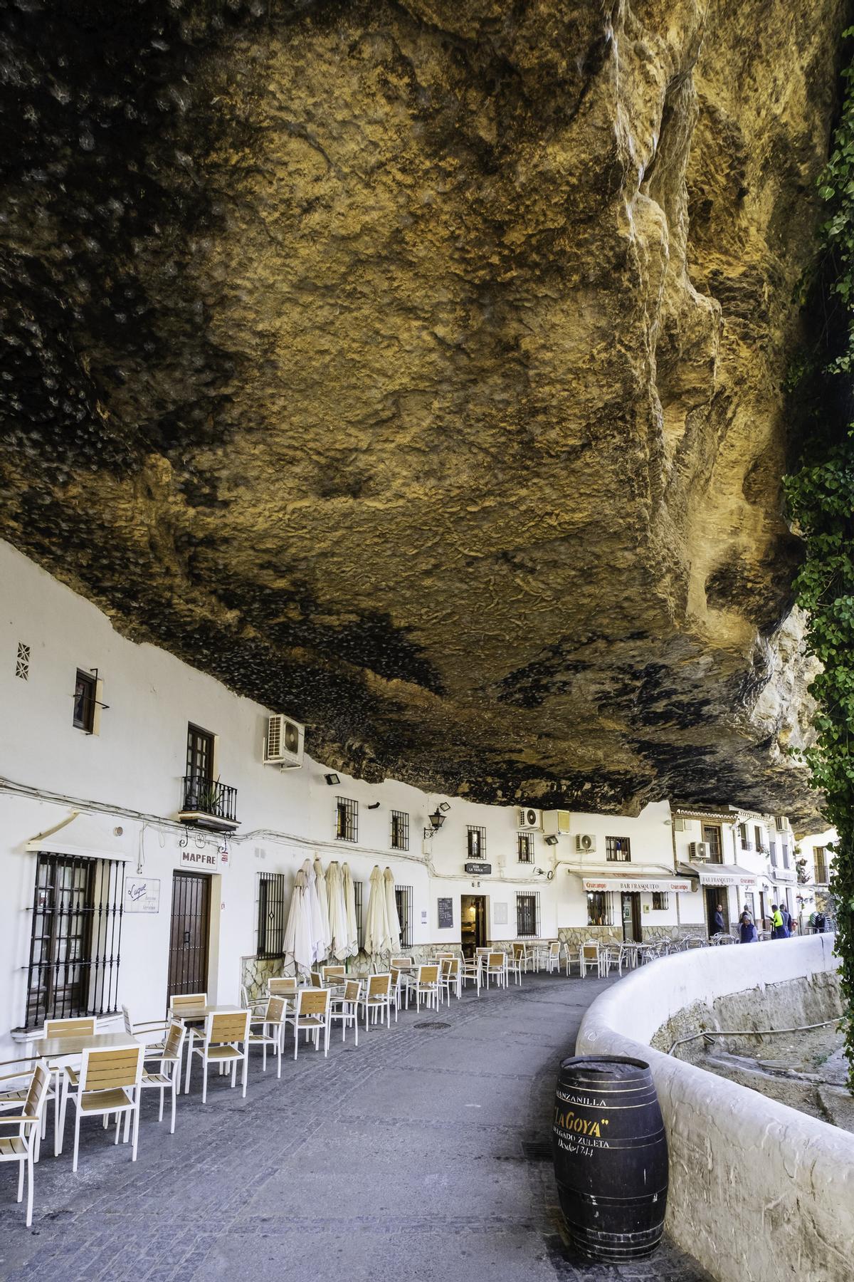 El pueblo está excavado aprovechando las cavidades de las rocas.