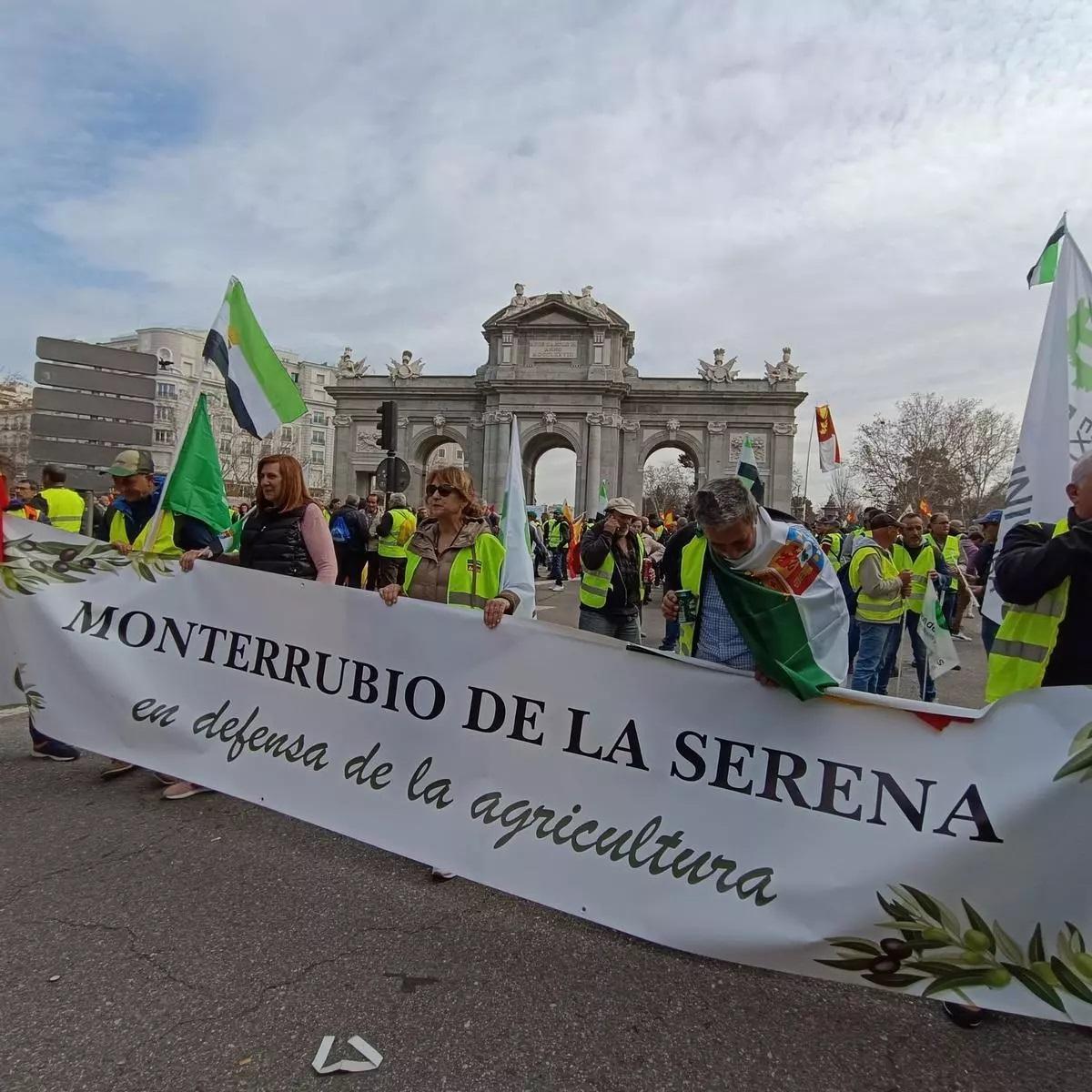 Agricultores extremeños, en la Puerta de Alcalá de Madrid, ayer.