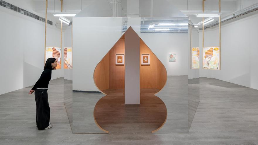 La cabaña de espejos «actúa como núcleo conceptual y físico»