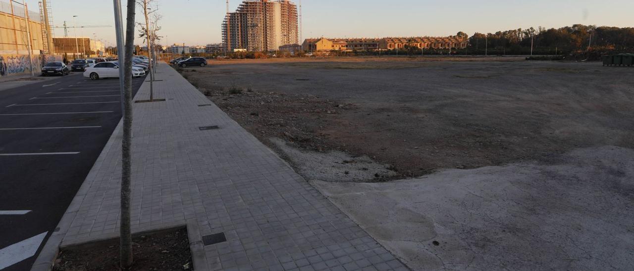 Vista de la parcela junto al campo de fútbol de la Figuereta que ocupará el nuevo instituto de Canet d’en Berenguer. | DANIEL TORTAJADA