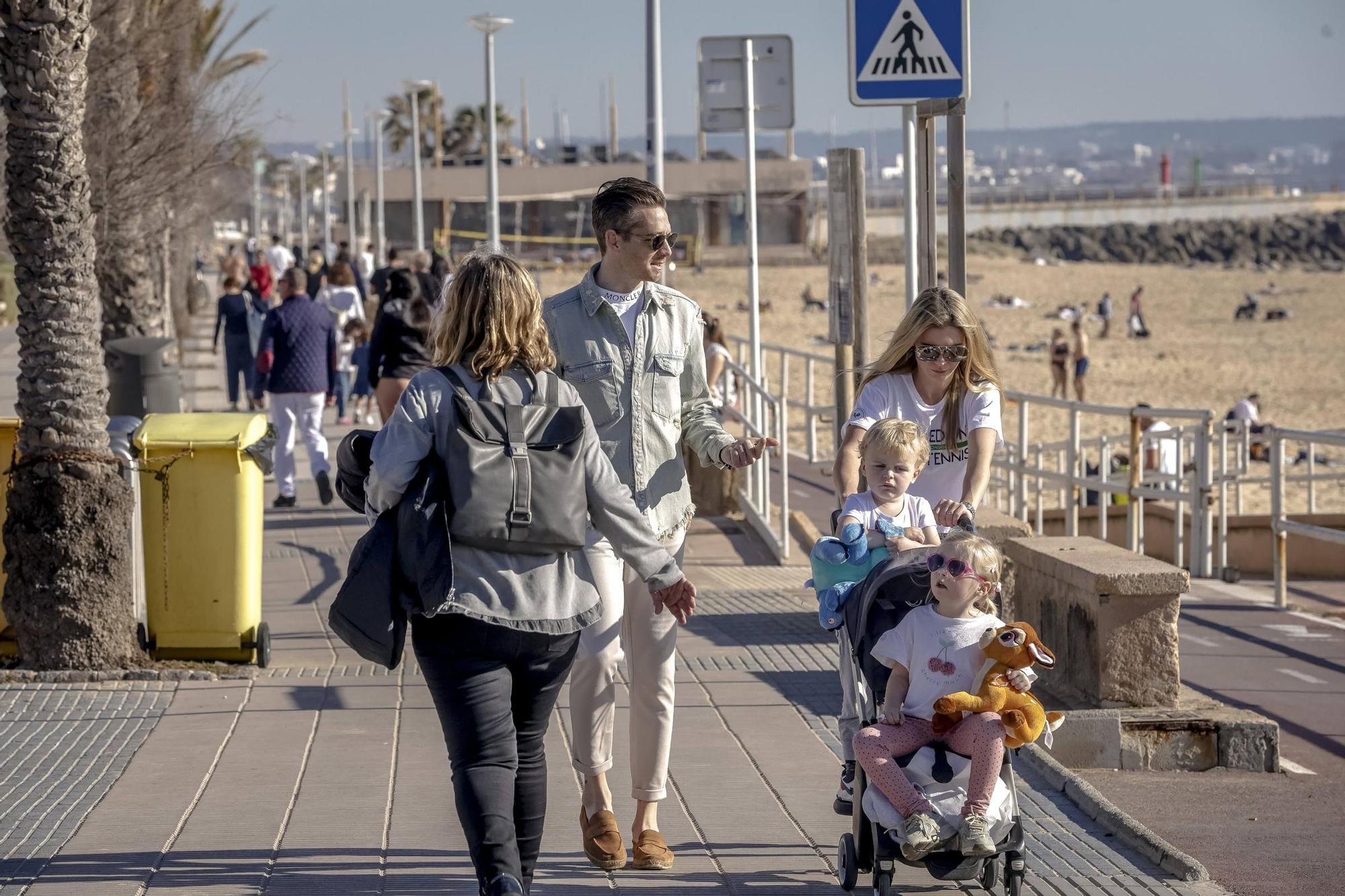 FOTOS | El buen tiempo y las altas temperaturas impropias de enero llenan las playas de Mallorca