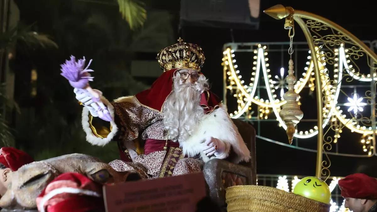 La ilusión vence al frío y a la lluvia en una multitudinaria Cabalgata de los Reyes Magos en Alicante