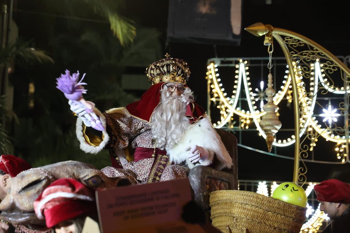 Alicante desafía las bajas temperaturas para ver la Cabalgata de Reyes Magos