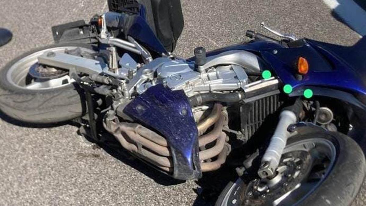 Imagen de la motocicleta accidentada en la A-2.