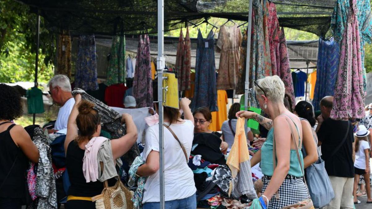 Gent comprant en un mercat de roba, en una imatge d'arxiu.