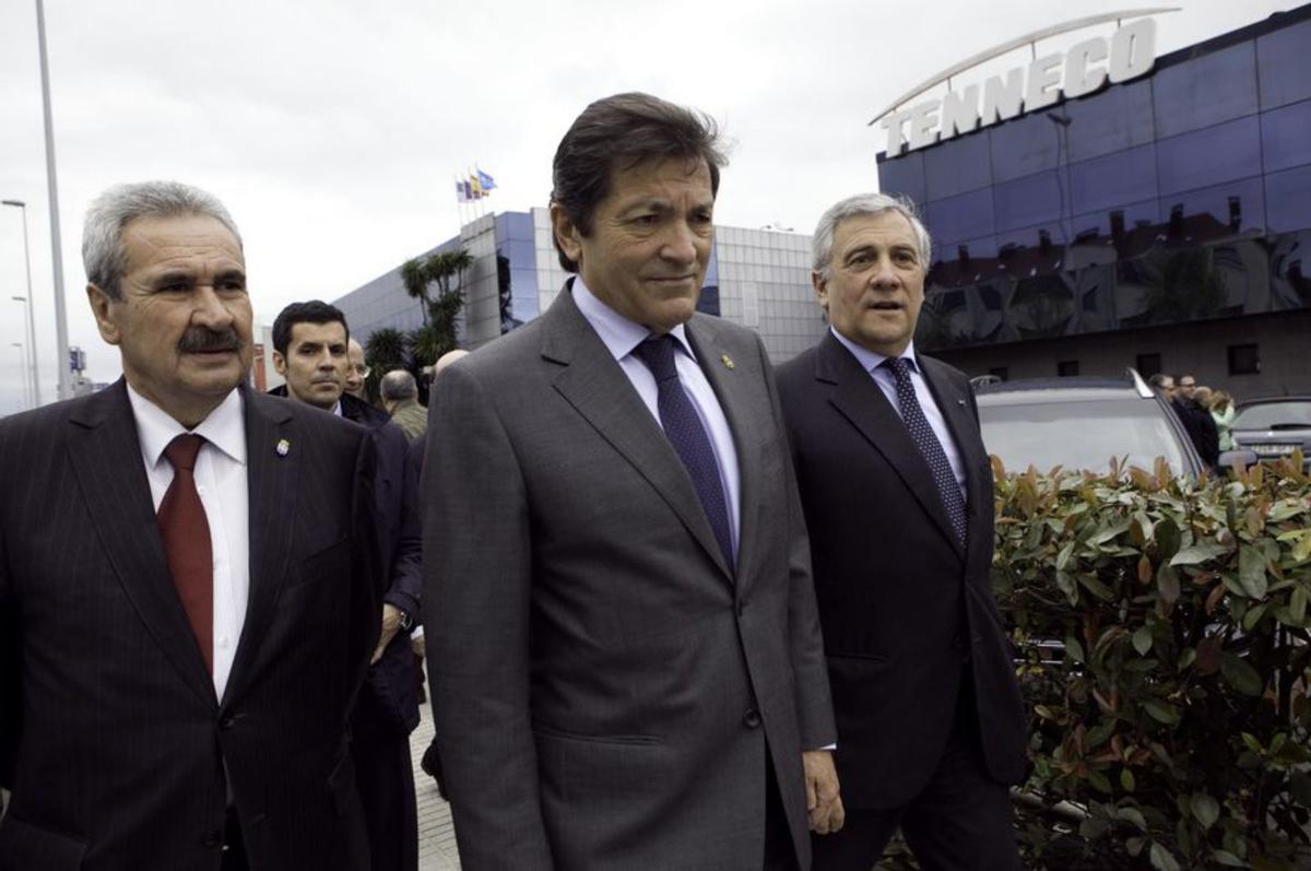 Graciano Torre, como consejero de Industria junto a Javier Fernández, entonces presidente del Principado, y Antonio Tajani, quien era vicepresidente europeo, en una foto histórica de la operación para salvar la fábrica de Tenneco en Gijón.