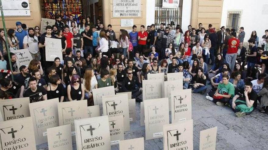 Protesta en el Mateo Inurria por la supresión de Diseño