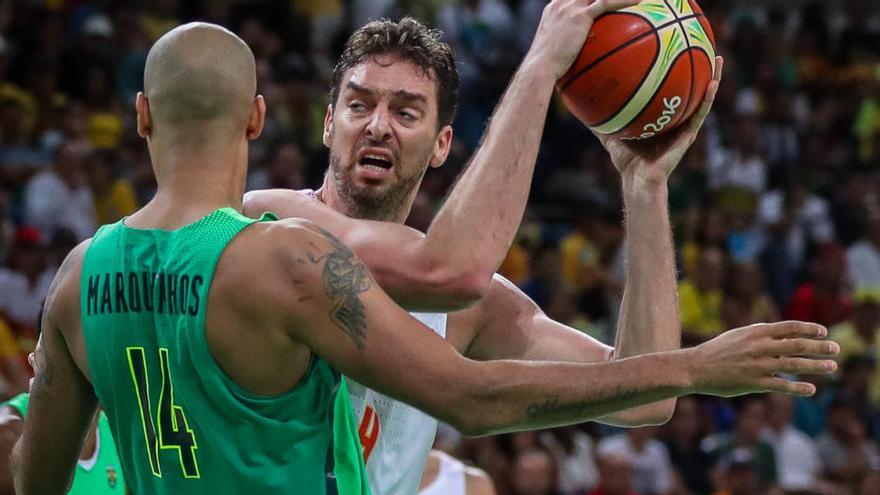 Pau Gasol aguanta la pilota davant la pressió del brasiler Marquinhos · EFE