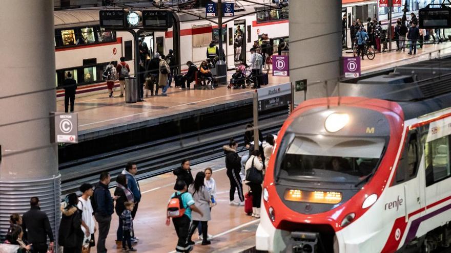 Un tren de Cercanías descarrila a la entrada de Atocha y obliga a cortar la circulación a Recoletos