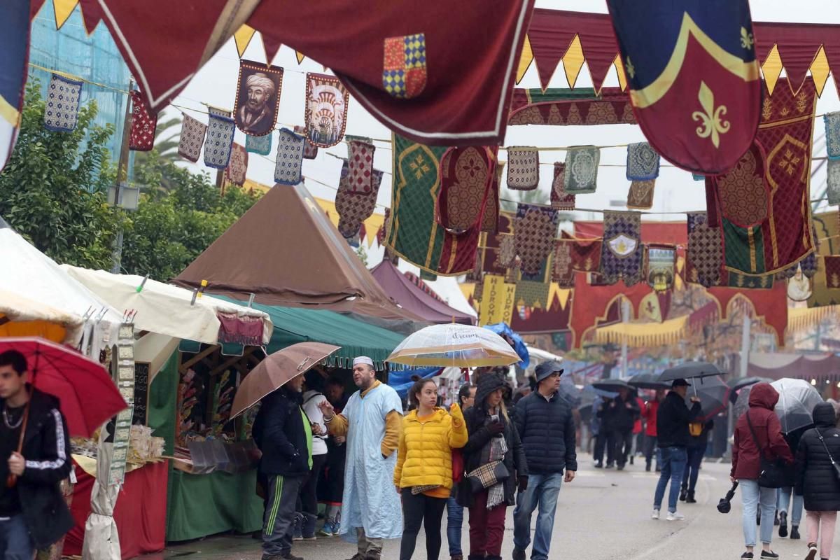 La lluvia desluce el Mercado Medieval