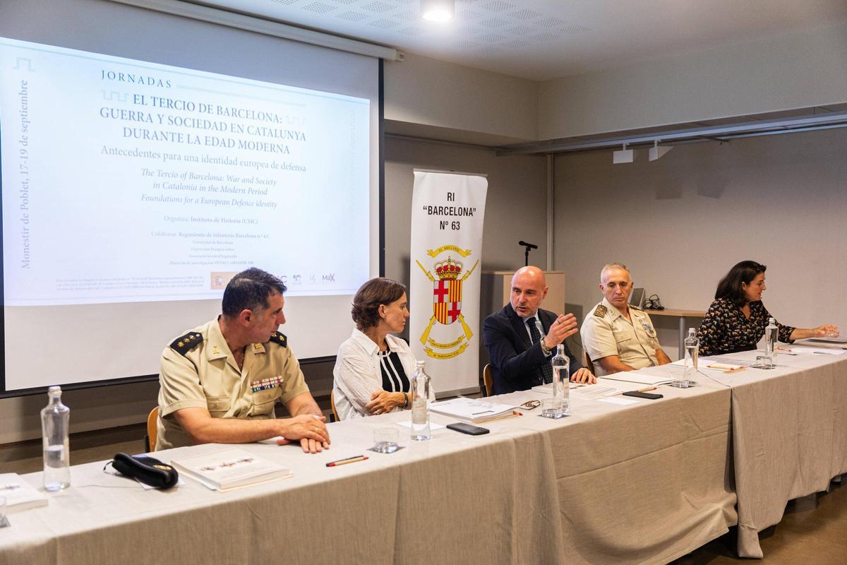 Militares y civiles en la apertura de las jornadas sobre el Tercio de Barcelona y guerra y sociedad en la Catalunya de la Edad Moderna.