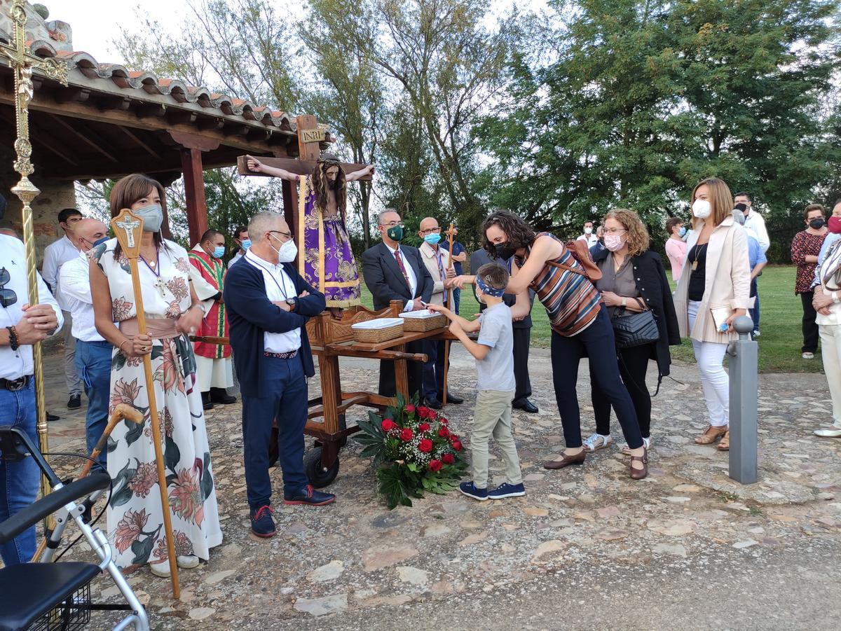 Los fieles se acercaron al Cristo para presentarle sus repetos, sin entrar en la Ermita. / E. P.