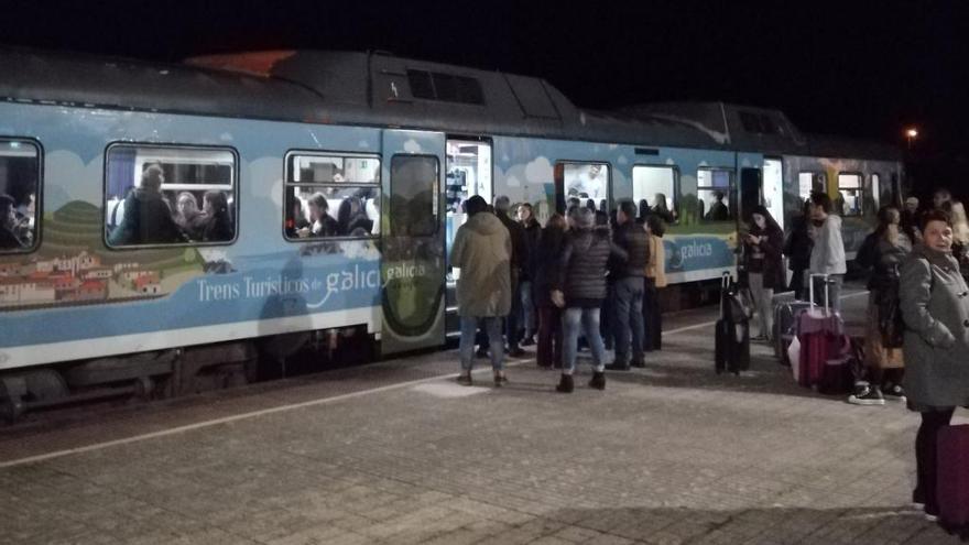 Tren turístico parado en la estación de O Carballiño. // @Maarcooss__ (Twitter)