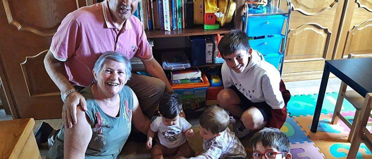 David González y Tony Rodríguez, con sus nietos Fabián, David, Sergio y Diego, en su casa de Ribadeo (Lugo).