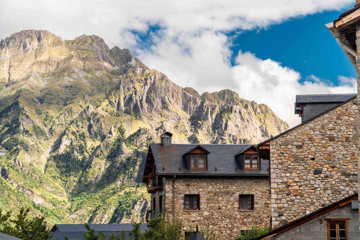 El restaurante se ubica en Cerler, un bonito pueblo del pirineo perteneciente al municipio de Benasque.