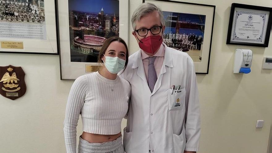 Cintia Rodríguez posa junto a su médico