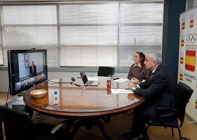 Alejandro Blanco junto a Victoria Cabezas escuchan a Thomas Bach en la sede del COE en marzo de 2020