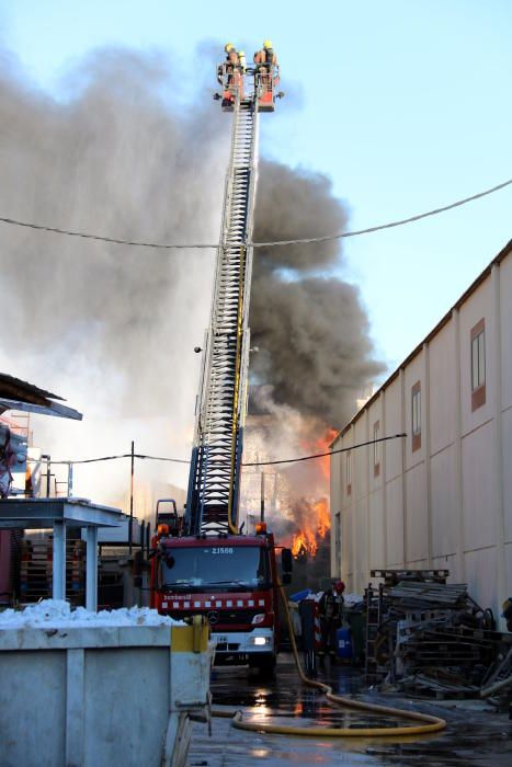 Incendi en una empresa de reciclatge a Sant Feliu de Buixalleu