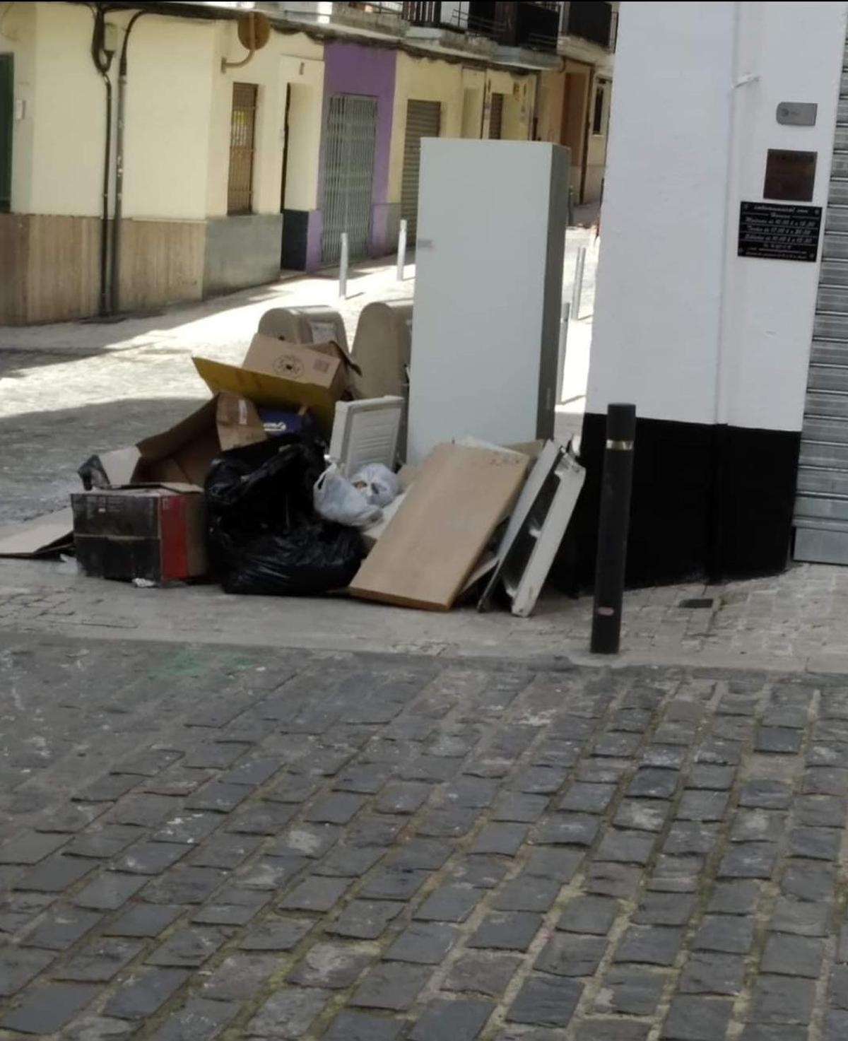 Basura depositada junto a la puerta del establecimiento.