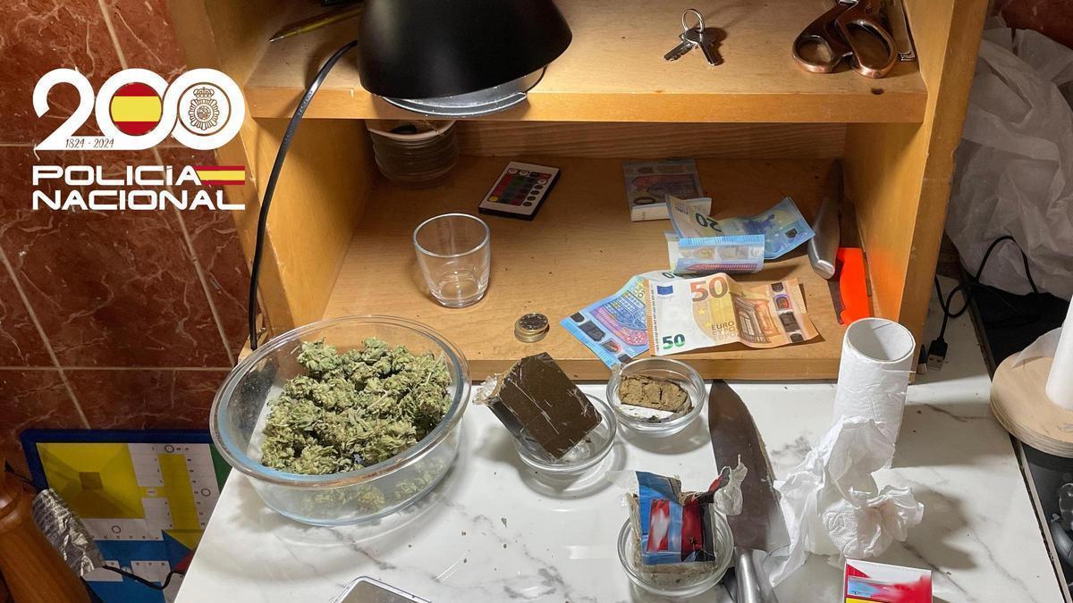 La droga intervenida en uno de los domicilios.