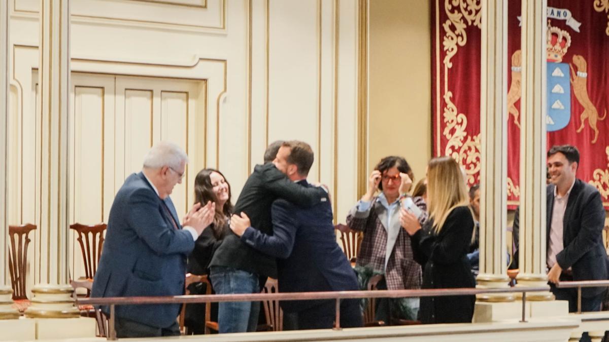 Juan Márquez, viceconsejero de Cultura, y Rubén Pérez, director de Cultura, se abrazan tras la aprobación de la Ley del Sistema Público de Cultura de Canarias.