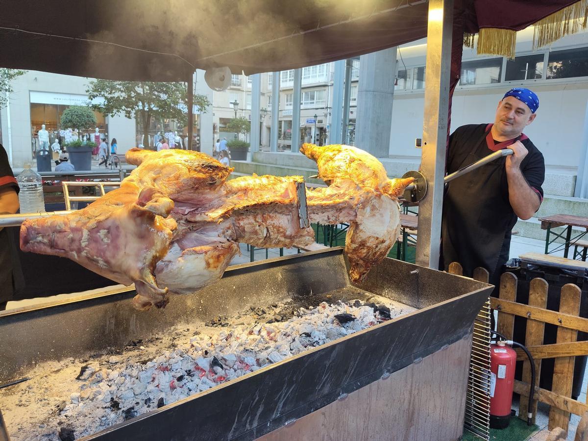 Un dos postos de asado de porco á brasa.
