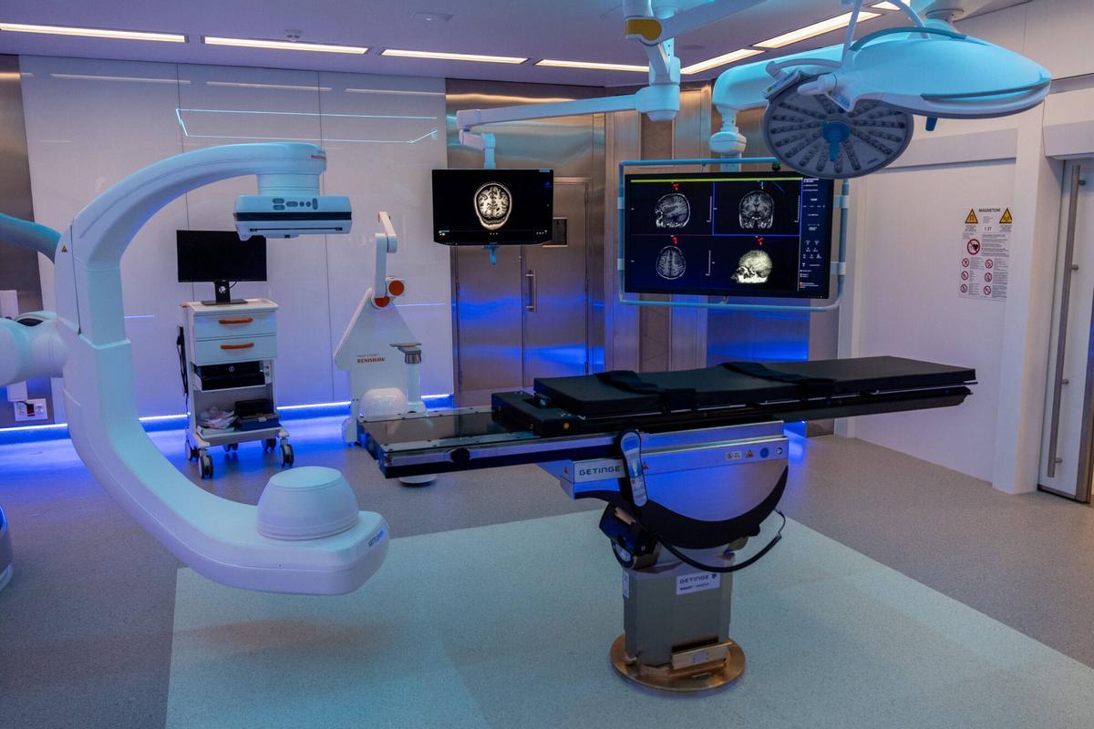 L’Hospital del Mar estrena quatre quiròfans més, una uci postcovid i el primer servei de farmàcia robotitzat del món: «Augmenten en un 60% els medicaments emmagatzemats»
