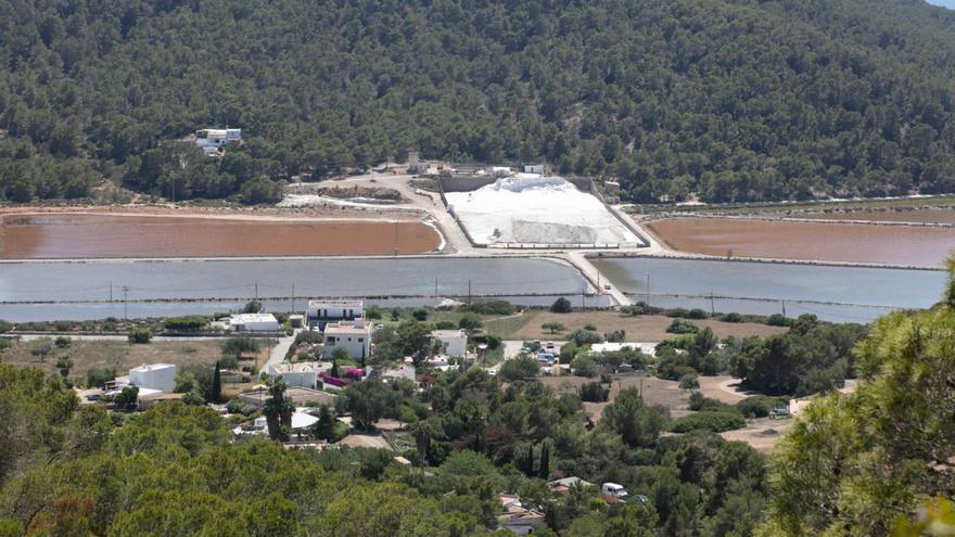 Vista aérea de la montaña de sal y parte de los estanques del Parque Natural de ses Salines, en una imagen de archivo. | VICENT MARÍ