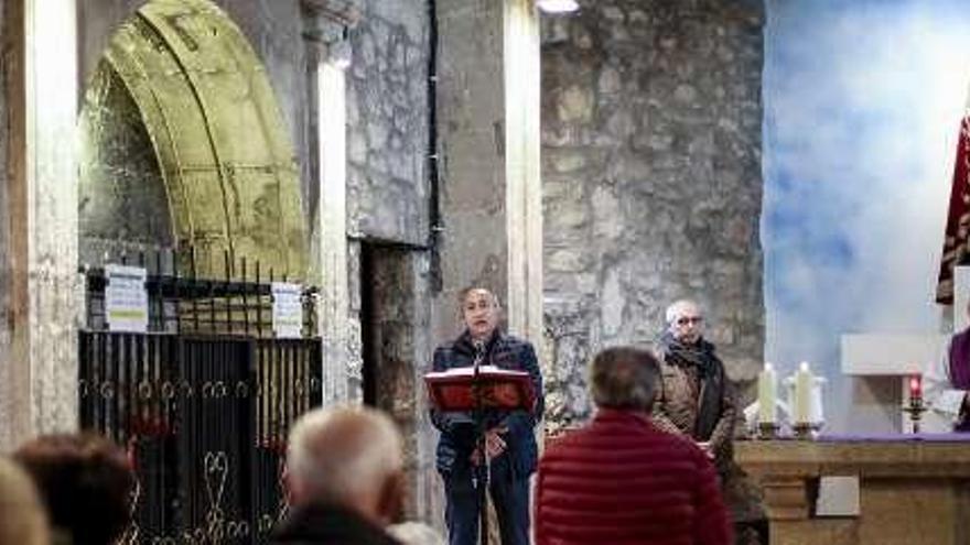 Participantes en el rezo del rosario, ayer, en La Luz.