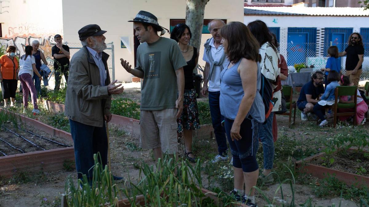 José Luis Alonso Coomonte (izquierda) conversa con miembros del colectivo en el huerto ecológico del barrio de San José Obrero. | Ana Burrieza