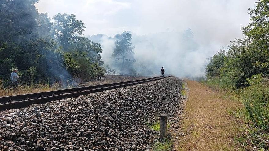 Imagen del incendio activo próximo a las vías del tren en Irixo.