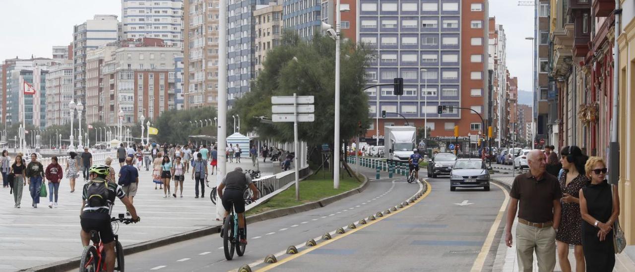 Paseantes, ciclistas y vehículos, ayer, por el Muro, en la zona del martillo de Capua. | Marcos León