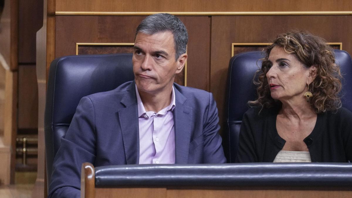 El presidente del Gobierno, Pedro Sánchez, y la vicepresidenta primera, María Jesús Montero, en el Congreso.