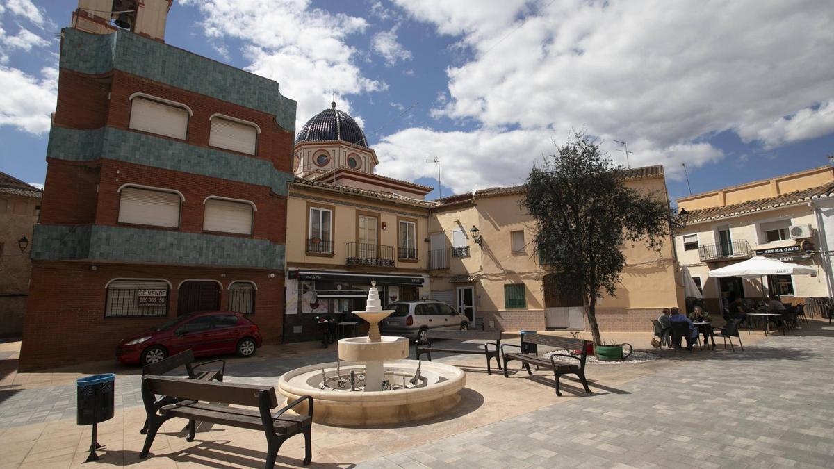 Vecinos en la plaza del pueblo.