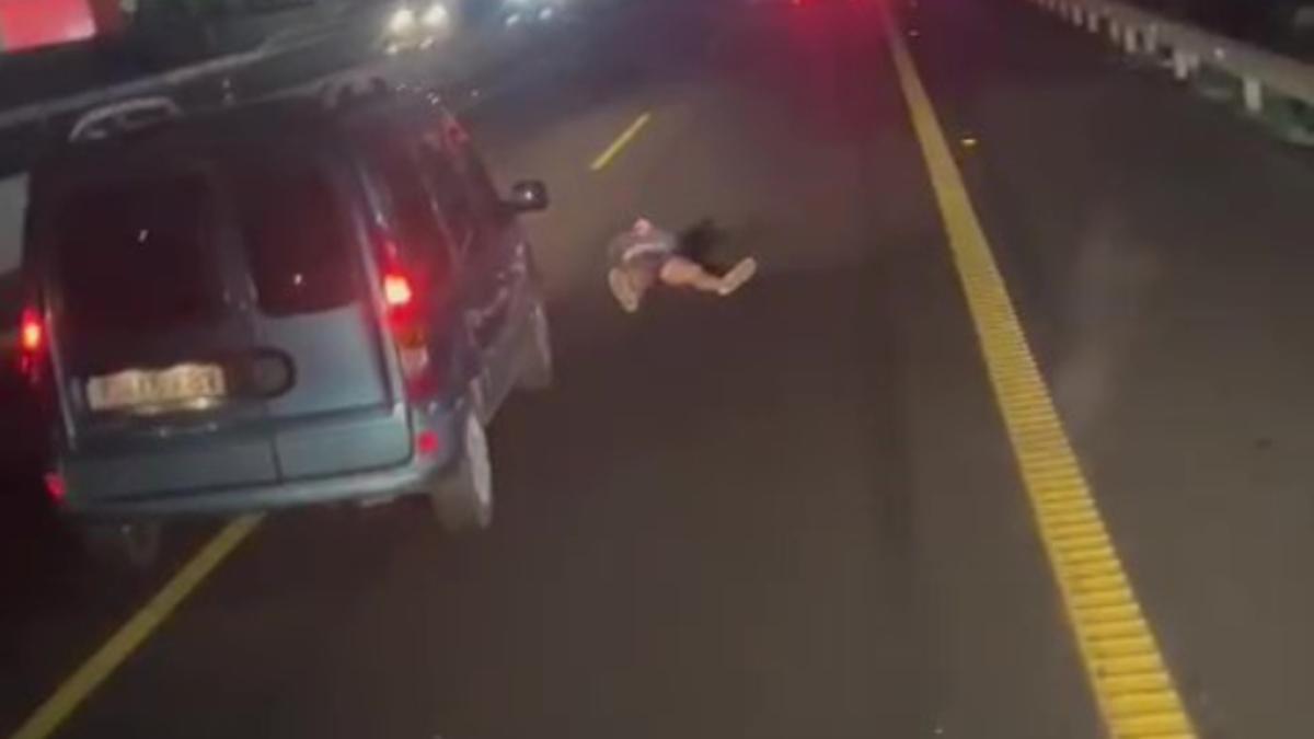 El hombre tendido en medio de la autopista del sur de la autopista.