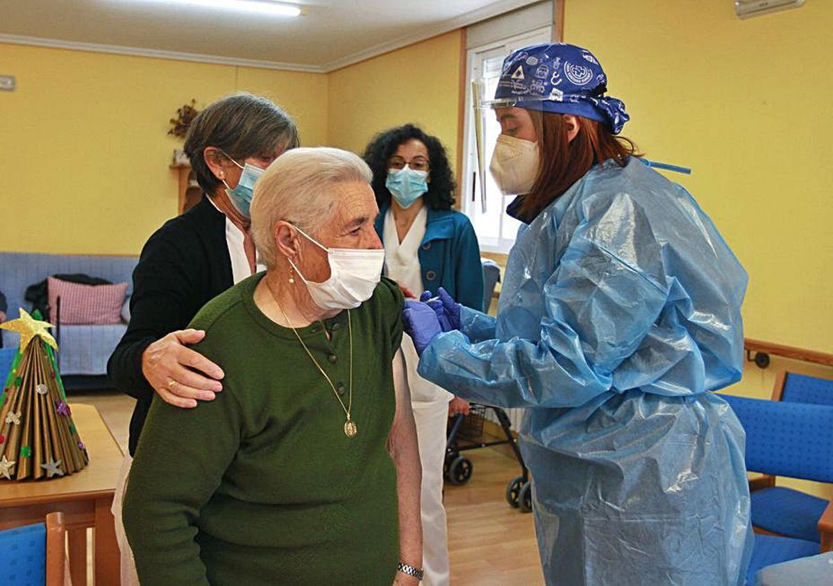El equipo especial de citación trabaja desde ayer en la central de llamadas del área sanitaria. | // FDV